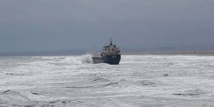 Kandıra'da gemi, karaya oturdu