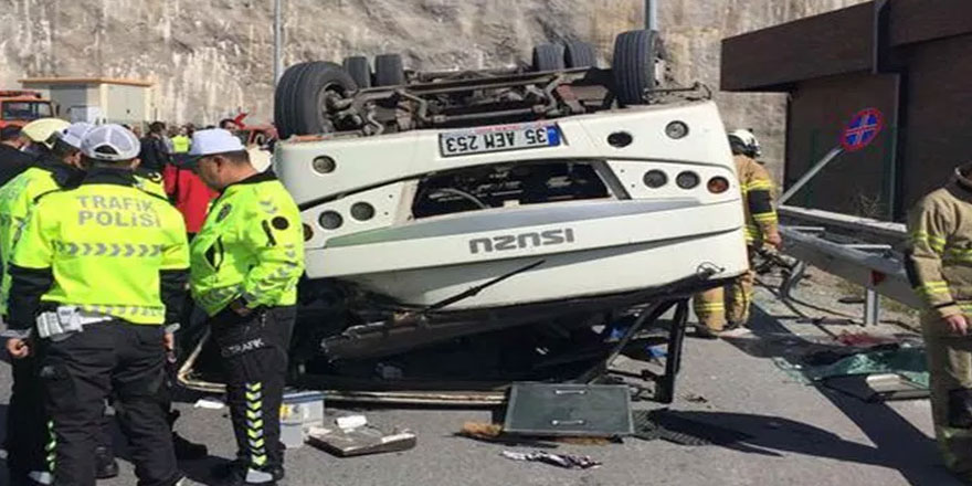 İzmir'de down sendromlu çocukları taşıyan midibüs devrildi