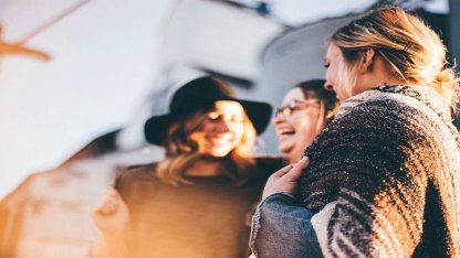 Yakın arkadaşlar sigara, obezite ve boşanmalara neden oluyor